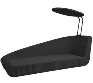 Kurvet daybed i mørk flet med asymmetrisk form, høj ryg og integreret parasol til skygge.