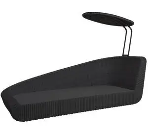 Kurvet daybed i mørk flet med asymmetrisk form, høj ryg og integreret parasol til skygge.