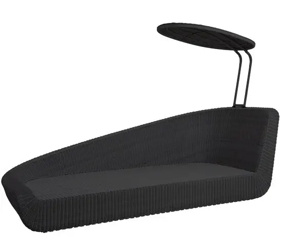 Kurvet daybed i mørk flet med asymmetrisk form, høj ryg og integreret parasol til skygge.