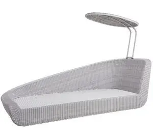 Moderne daybed med højre ryglæn, parasol og lys fletdesign.