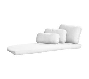 Hvidt hyndesæt til daybed med fire puder i forskellige størrelser, stilrent design til afslapning.