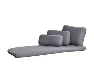 Gråt hyndesæt med fire puder i forskellige størrelser til højre modul af en Savannah daybed.