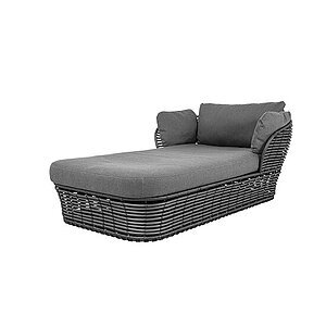 Udendørs daybed med gråt hyndesæt og vævet base. Har ryglæn og armlæn, perfekt til afslapning.