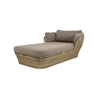 Cane-Line Basket daybed med høj ryg, taupe hynder og to puder. Naturlig fletdesign.