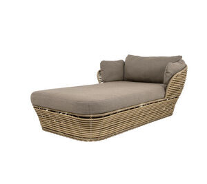 Flettet daybed med taupe hynder, integrerede ryglæn og armlæn. Naturligt og komfortabelt design.
