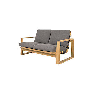 Sofa med lys træramme, mørkegrå puder og flettede detaljer på sider og bagside.