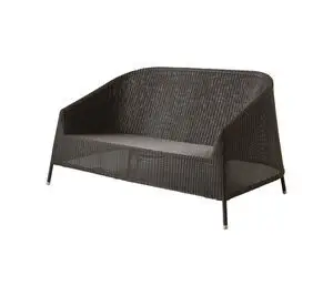 To-personers sofa i moderne, rundet design med tekstur og slanke, skrå ben.