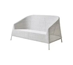 Hvidgrå, vævet 2-pers. sofa med buet ryglæn og slanke ben, velegnet til udendørs brug.