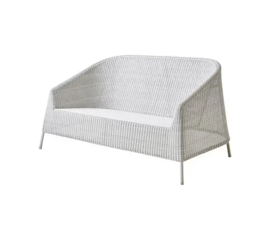 Hvidgrå, vævet 2-pers. sofa med buet ryglæn og slanke ben, velegnet til udendørs brug.