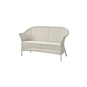 Brun, to-personers sofa i flettet design med buet ryg og udadvendte ben. Velegnet til udendørs brug.