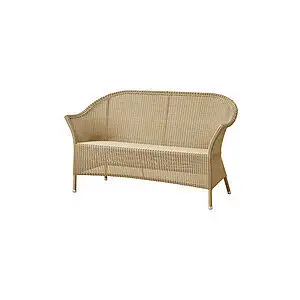 Naturfarvet to-personers sofa med integrerede armlæn og klassisk design.
