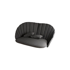 Rund sofa med høj, vifteformet ryg og fire mørkegrå hynder. Glat, buet design.