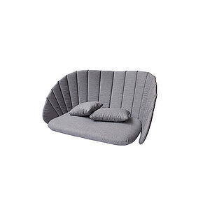 Grå 2-pers. sofa med buet ryglæn og to puder. Moderne design, velegnet til stilfulde rum.