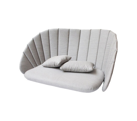 Moderne, lysegrå 2-pers. sofa med lodret panelmønster og to puder.
