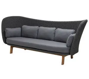 Tre-personers sofa med høj, buet ryg, teakben og mørkegrå hynder for komfort.