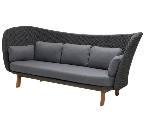 Tre-personers sofa med høj, buet ryg, teakben og mørkegrå hynder for komfort.