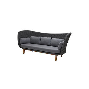Tre-personers sofa med høj, buet ryg, teakben og mørkegrå hynder for komfort.