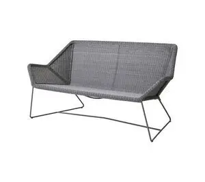 Udendørs 2-pers. sofa med vinkel design, flettet tekstur og metalramme med skrå ben.