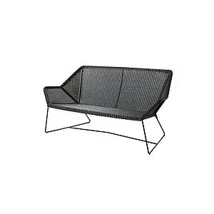 Moderne to-personers loungesofa med højt ryglæn, skrå armlæn, vævet mønster og slanke metalben.
