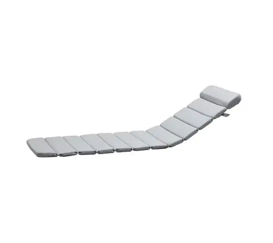 Lys grå hynde med segmenteret design og flere polstrede sektioner til lounge stol.