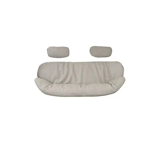 Tostolssofa med lyse beige hynder og nakkepuder. Hynderne har et afrundet design.