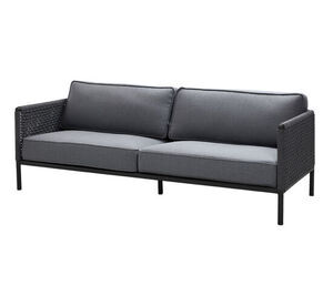 Mørkegrå tresæders sofa med vævede sider, tykke hynder og minimalistisk, moderne ramme.