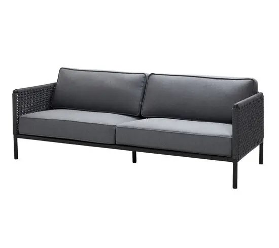 Mørkegrå tresæders sofa med vævede sider, tykke hynder og minimalistisk, moderne ramme.