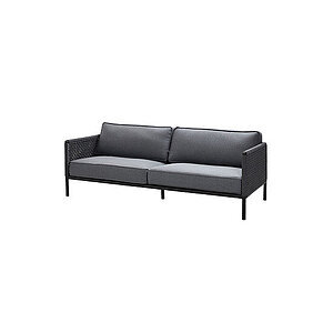 Mørkegrå tresæders sofa med vævede sider, tykke hynder og minimalistisk, moderne ramme.