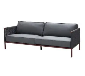 Moderne 3-pers. sofa med mørkegrå hynder, flettet arm- og rygstøtte, bordeaux ramme.