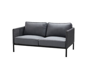 Moderne, mørkegrå 2-personers sofa med vævet armlæn og ryg, minimalistisk lavagrå ramme.