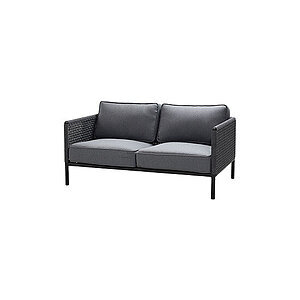Moderne, mørkegrå 2-personers sofa med vævet armlæn og ryg, minimalistisk lavagrå ramme.
