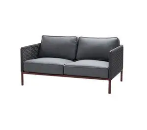 Moderne 2-pers. sofa med mørkegrå puder, flettet design og bordeaux ramme.