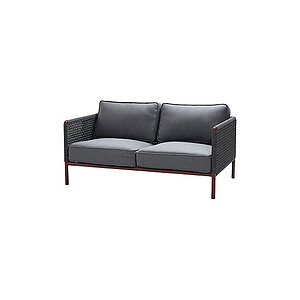 Moderne 2-pers. sofa med mørkegrå puder, flettet design og bordeaux ramme.