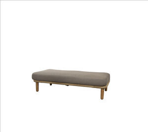 Cane-Line 2-pers. sofa med taupe pude, naturlig vævet base og synlige støtteben.