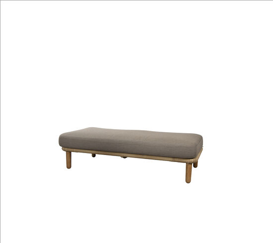 Cane-Line 2-pers. sofa med taupe pude, naturlig vævet base og synlige støtteben.