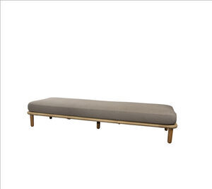 Modulsofa til tre med taupe hynde, vævet tekstur og teakben. Minimalistisk design.