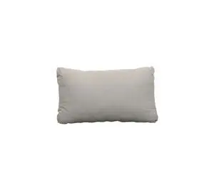 Rektangulær pude med afrundede hjørner i sandfarve, står frit mod en ensfarvet baggrund.