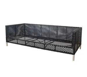 Sort/grafit sofa med geometrisk vævemønster, høje armlæn og metalliske ben for højde.
