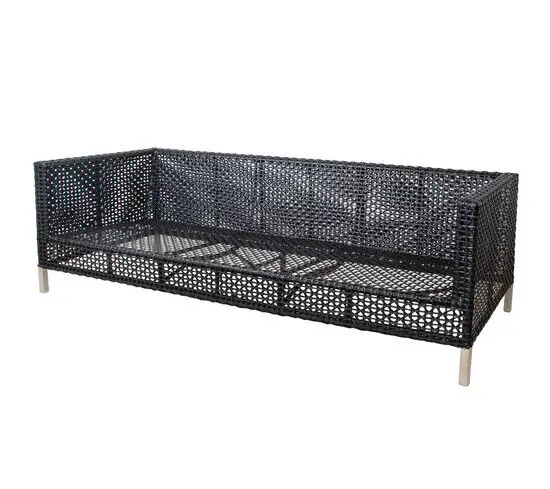 Sort/grafit sofa med geometrisk vævemønster, høje armlæn og metalliske ben for højde.