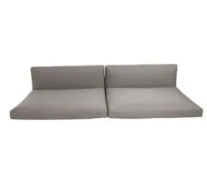 Taupefarvede hynder til sofa, bestående af sæde- og ryghynder. Enkel og moderne stil.