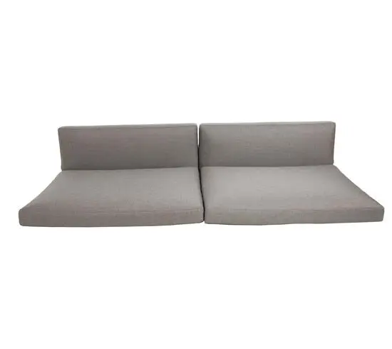 Taupefarvede hynder til sofa, bestående af sæde- og ryghynder. Enkel og moderne stil.