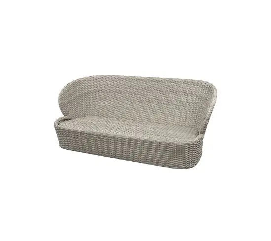 Sandfarvet sofa med rund ryg og sæde, flettet mønster, velegnet til udendørs brug.