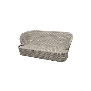 Sandfarvet sofa med rund ryg og sæde, flettet mønster, velegnet til udendørs brug.