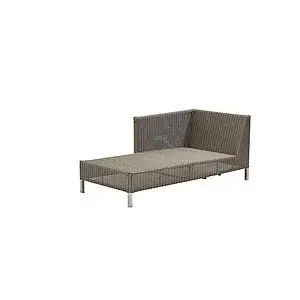 Moderne chaiselongue med vævet mønster, høj ryg på én side og korte ben, velegnet til udendørs brug.