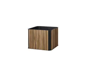 Firkantet plantekasse med lodrette lameller i teak og mørke hjørner, minimalistisk og kompakt design.