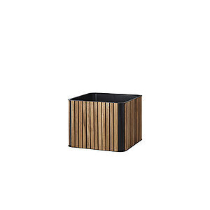 Firkantet plantekasse med lodrette lameller i teak og mørke hjørner, minimalistisk og kompakt design.