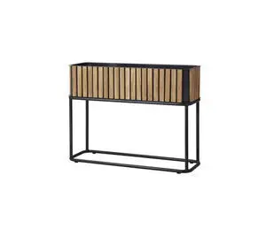 Rektangulær plantekasse med lameldesign, hævet på metalstel. Kombination af træ og metal.