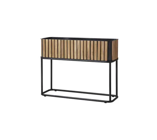 Rektangulær plantekasse med lameldesign, hævet på metalstel. Kombination af træ og metal.
