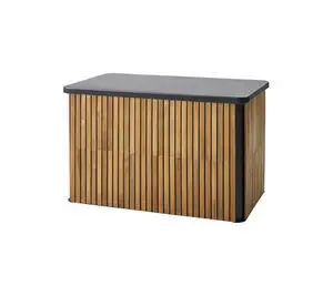 Rektangulær hyndeboks i teak med lodret lameldesign og mørk top i lavagrå aluminium.