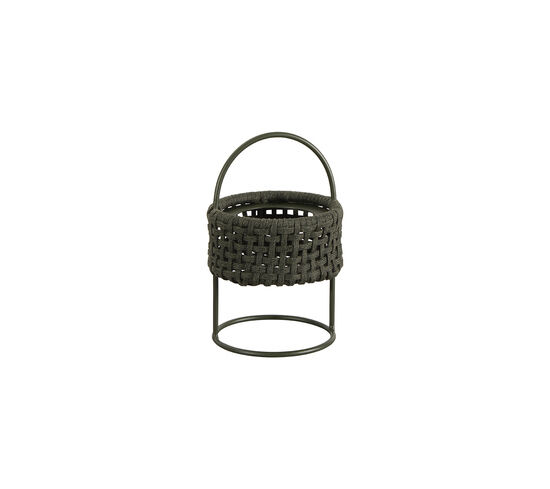 Mørkegrøn lampe med flettet design, rund base og integreret håndtag.